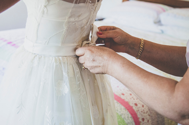 DIY-country-rustic-backyard-weding-inspiration-short-lace-dress-blue-green-yellow16