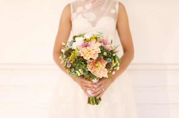 Rustic-backyard-weding-inspiration-short-lace-dress-blue-green-yellow10