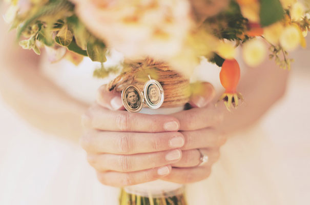 Rustic-backyard-weding-inspiration-short-lace-dress-blue-green-yellow11