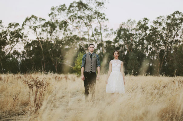 Rustic-backyard-weding-inspiration-short-lace-dress-blue-green-yellow18