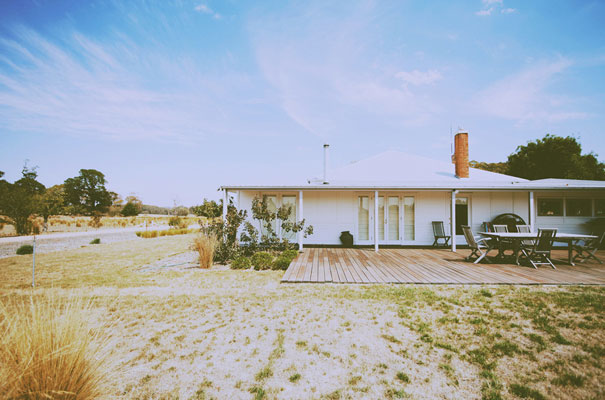 Rustic-backyard-weding-inspiration-short-lace-dress-blue-green-yellow5