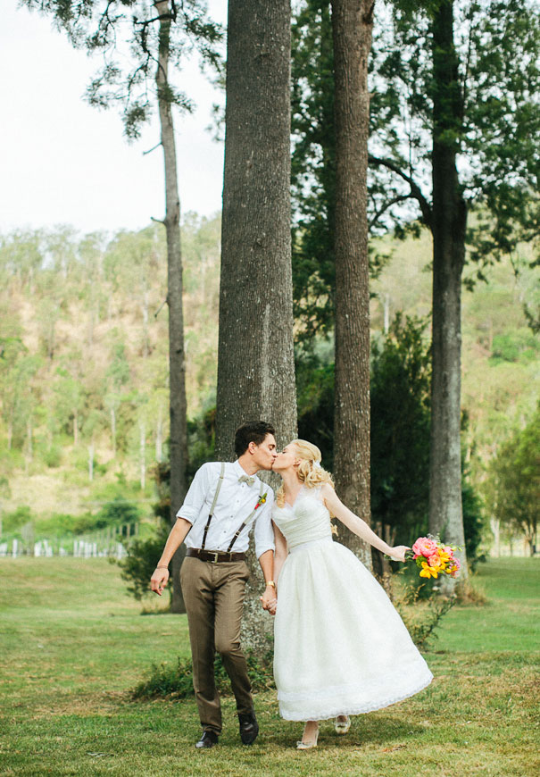 country-DIY-bunting-wedding-barn-winery-qld-julian-beattie-retro-vintage-bride2