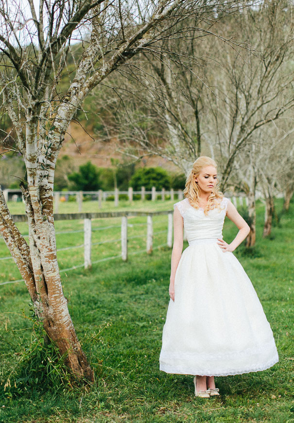 country-DIY-bunting-wedding-barn-winery-qld-julian-beattie-retro-vintage-bride7