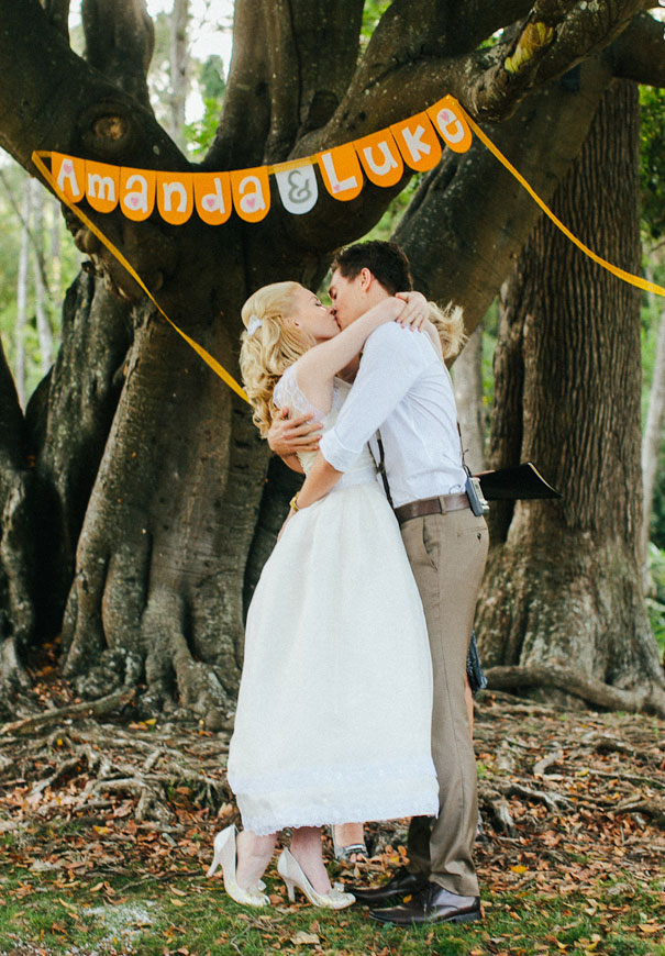country-DIY-bunting-wedding-barn-winery-qld-julian-beattie-retro-vintage-bride8