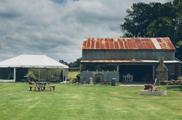 driftwood-shed-country-wedding-rock-n-roll-bride2