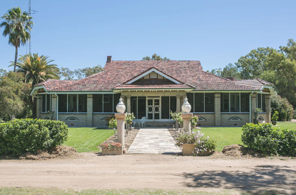 outback-australian-wedding-bush-country-glam-tent-styling