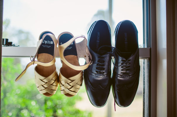 the-wanderers-daisies-boho-bride-country-hippie-wedding-farm-inspiration5