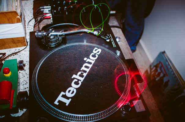 the-wanderers-daisies-boho-bride-country-hippie-wedding-farm-inspiration51