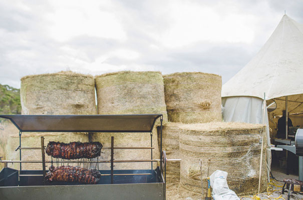 TAS-country-wedding-hay-bales-diy-ideas54