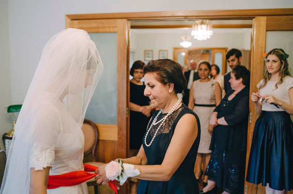 jardine-botanic-orange-peach-roses-bride-flowers-greek-wedding19