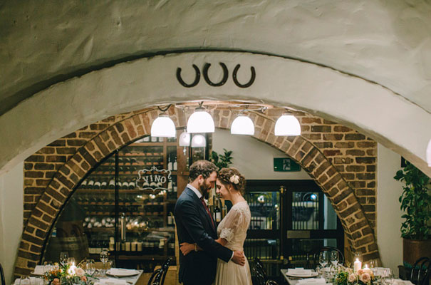 jardine-botanic-orange-peach-roses-bride-flowers-greek-wedding45