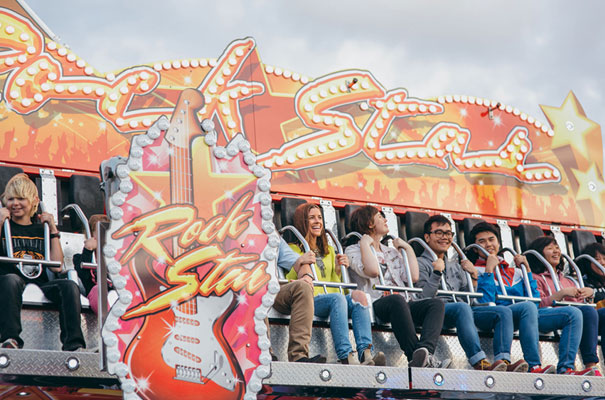 circus-country-fair-ekka-engagement-photo-shoot-ideas19