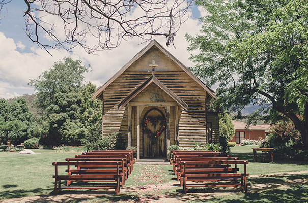 country-victoria-wedding-long-table-bright-inspiration14