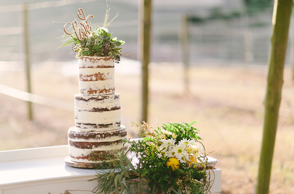 boho-gypsy-garden-outdoor-relaxed-wedding-inspiration-daisies-yellow11