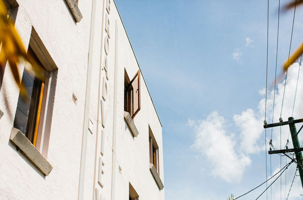 jenny-packham-bride-country-barn-diy-wedding