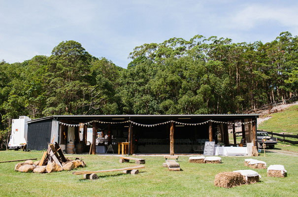 jenny-packham-bride-country-barn-diy-wedding4