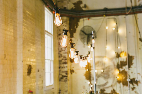 gold-bronze-copper-industrial-warehouse-wedding-bridal-inspiration-Janneke-Storm16