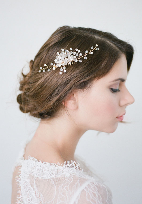 bridal-hair-accessories-veil-robe-lace-gold-pearl10