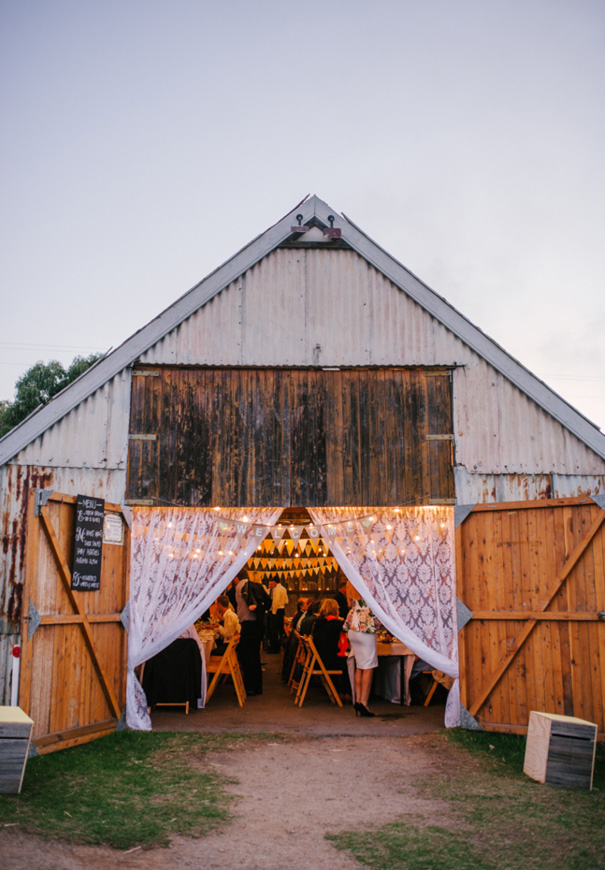 VIC-barn-country-yellow-wedding95