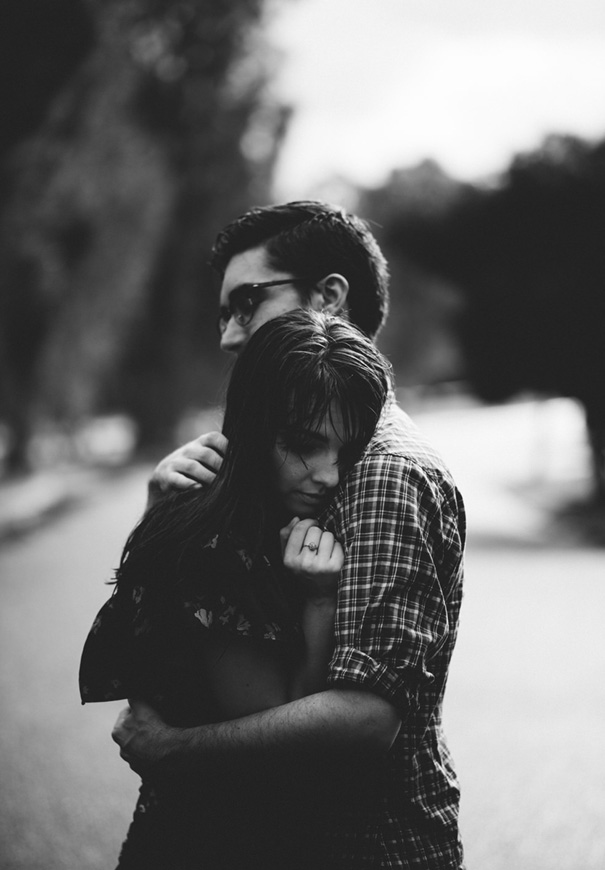 rainy-engagement-photos-love-wedding-umbrella