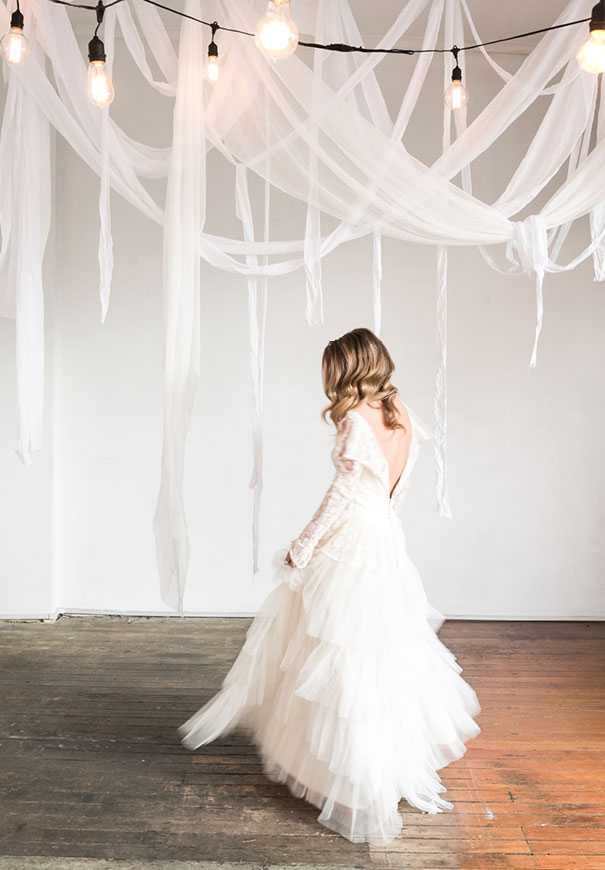 romantic-white-elegant-bride-wedding-lighting8