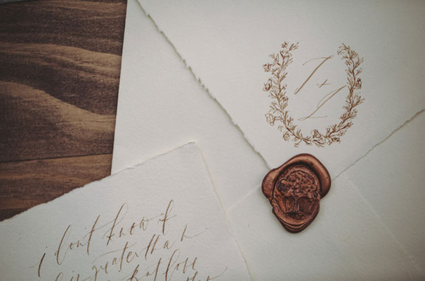 dark-romantic-purple-gold-forest-wedding-inspiration612