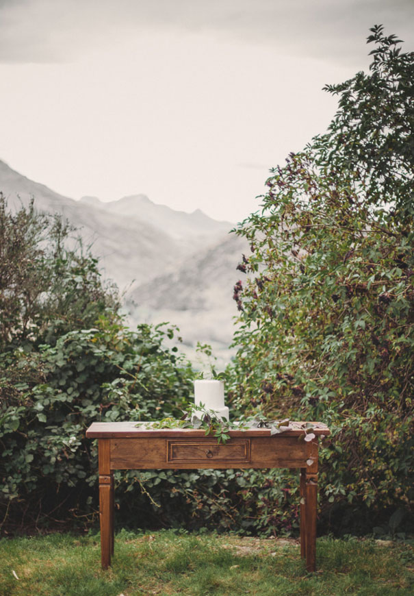 romantic-purple-gold-forest-wedding-inspiration5