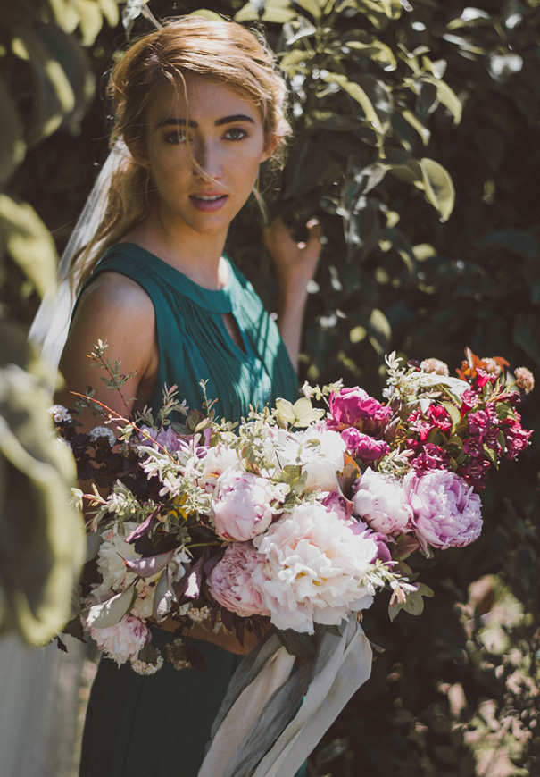 inspiration-peonies-green-wedding-dress-wedding-mud-cake202