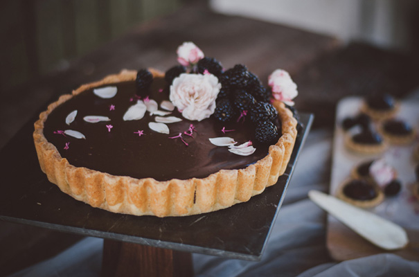 peonies-green-wedding-dress-wedding-mud-cake2