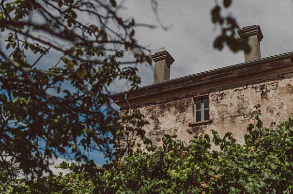 polkadot-bride-wedding-dress-dark-romantic-wedding-venue-table-styling
