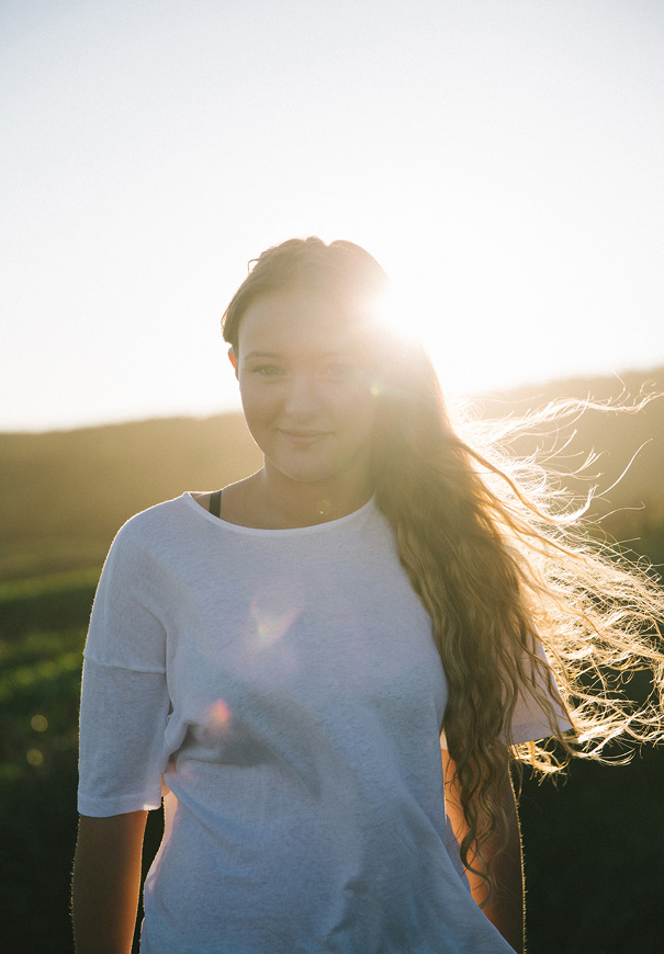 sunset-white-tshirt-jeans-converse-beach-engagement4
