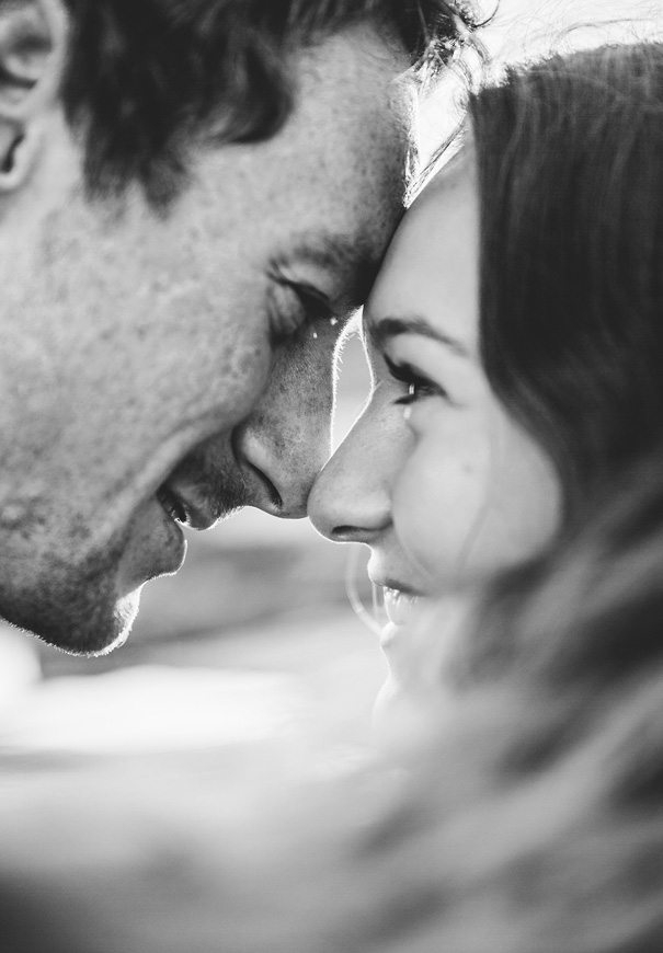 sunset-white-tshirt-jeans-converse-beach-engagement45